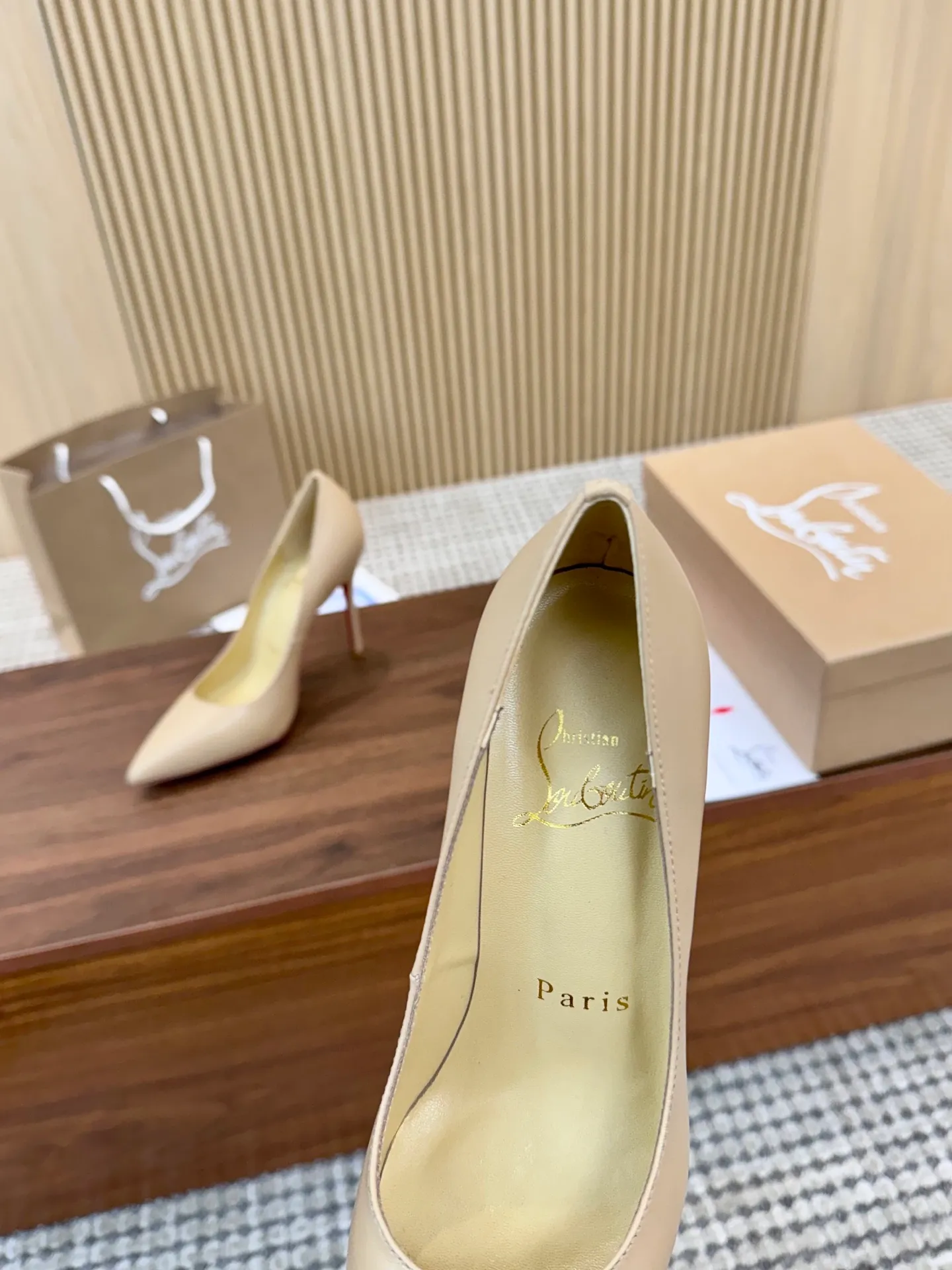 💕💕Factory direct selling price p440💕💕 Genuine leather sole +40 shipped all year round💝Christian Louboutin CL👠 "Imported cow patent leather💎Side hollow series" noble and luxurious, real blingbling👟👟 real materials, all customized by the pattern maker, and the materials are made of original customized materials to achieve the taste of the original 5 color options💍 Upper: Imported 👉cow patent leather💪 Lining: Sheepskin foot pad/lining Size: 34-40.41.42 Heel height: two options: 10.5cm and 8.5cm